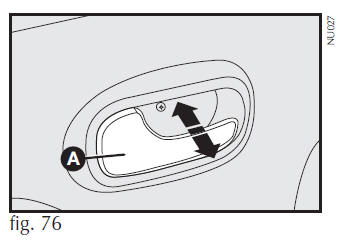 Abertura/travamento manual por dentro das portas dianteiras